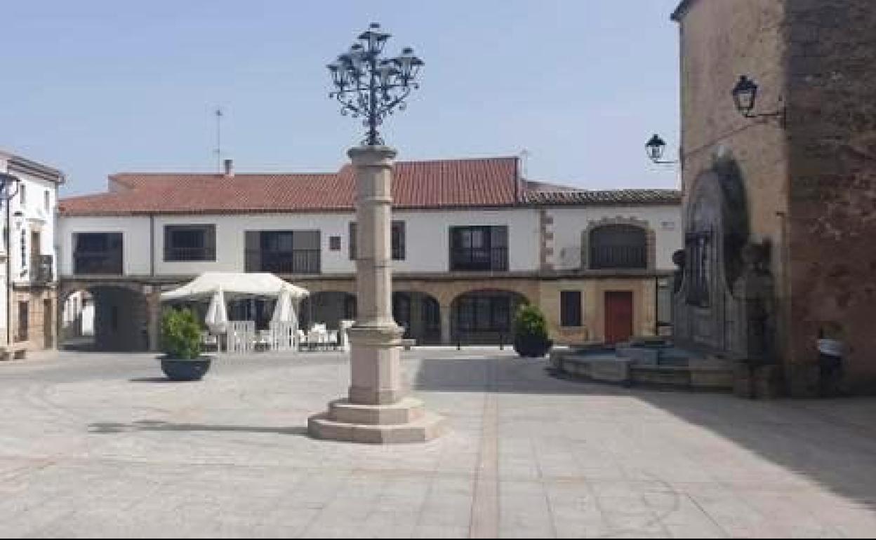 La plaza de España de Peraleda de la Mata ya es peatonal los fines de